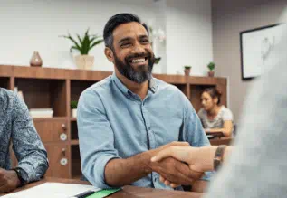 一个人与他人握手。